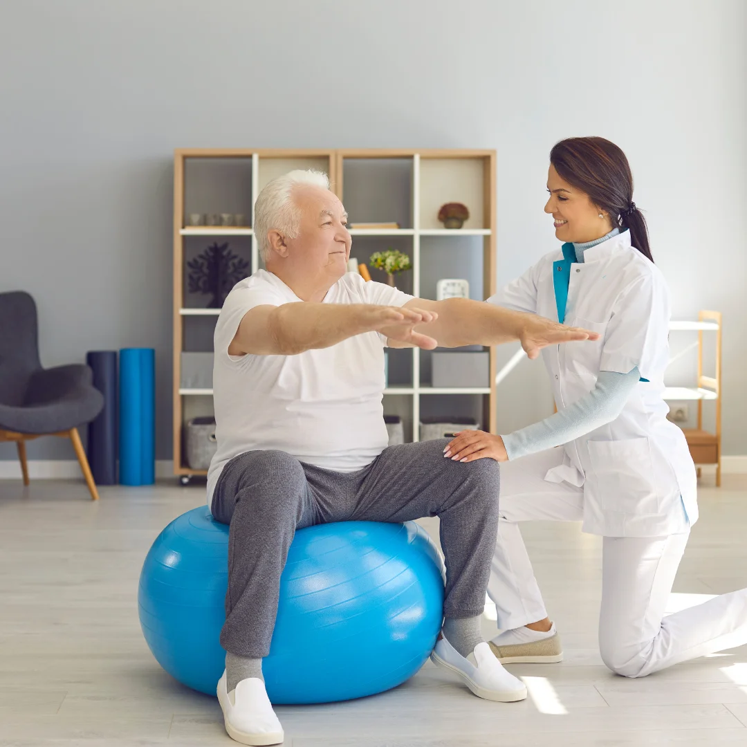 Fisioterapia, podología y rehabilitación sin límite de sesiones Persona mayor practicando yoga al aire libre