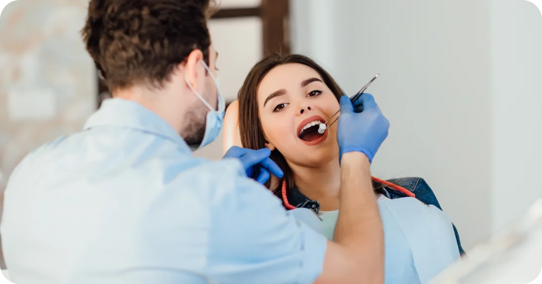 DKV Dentisalud: seguro dental completo con tratamientos gratuitos Dentista profesional realizando revisión dental preventiva