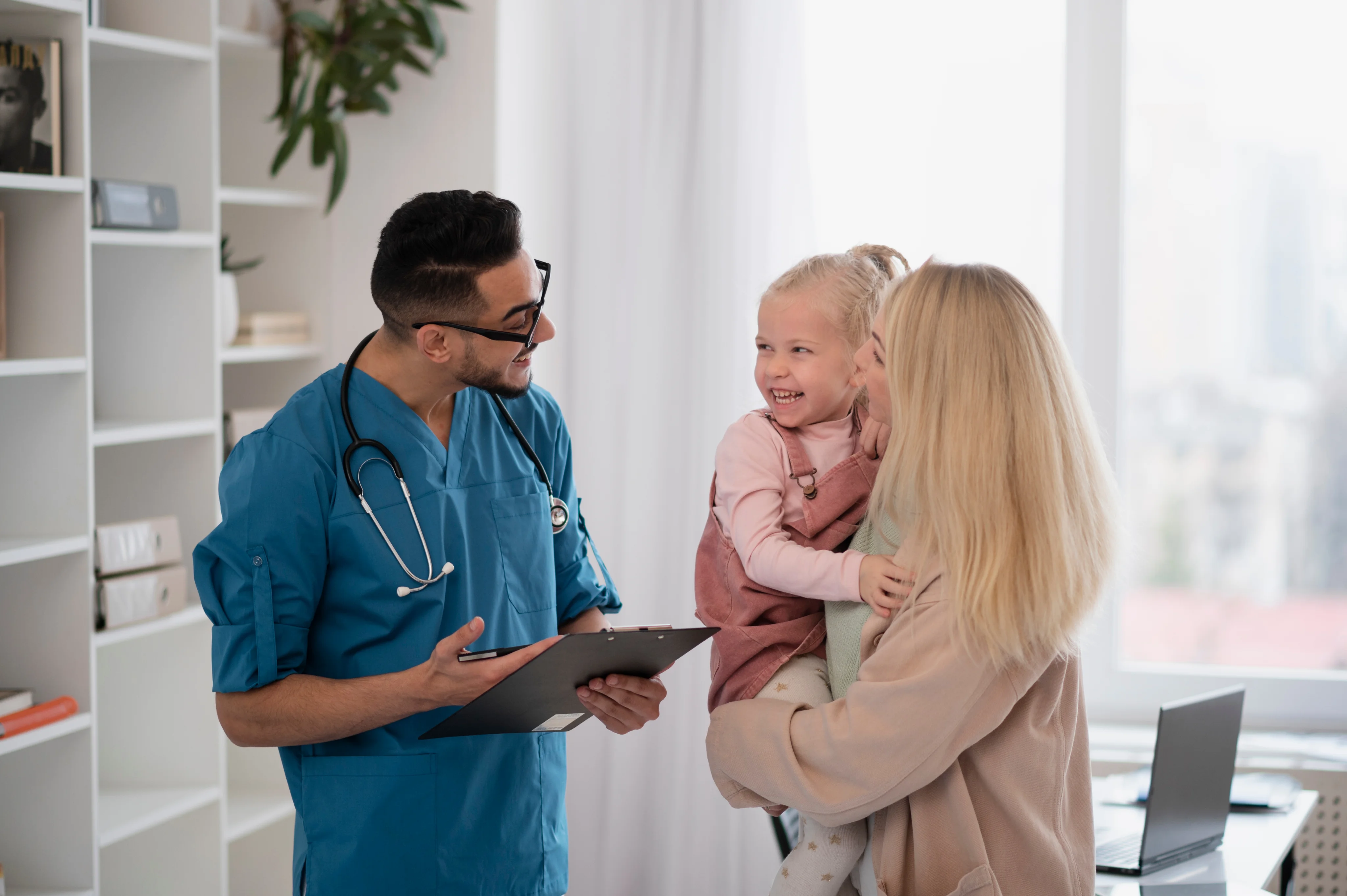 Seguro médico DKV Integral desde 17€/mes con cuadro médico completo Doctor pediatra realizando un chequeo médico amable a un niño en su consulta