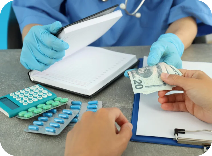 Descuentos exclusivos en especialistas y pruebas complementarias Doctor recibiendo pago con tarjeta de forma transparente