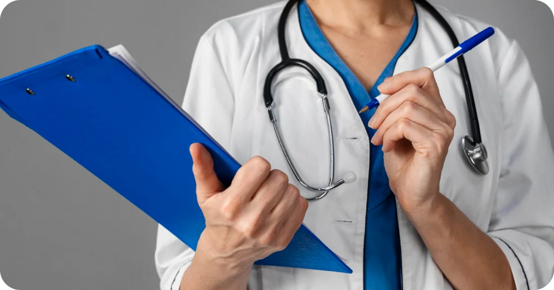 Seguro de reembolso DKV Mundisalud: libre elección de médico y centro Doctor sosteniendo tabla de diagnóstico y revisando evolución del paciente