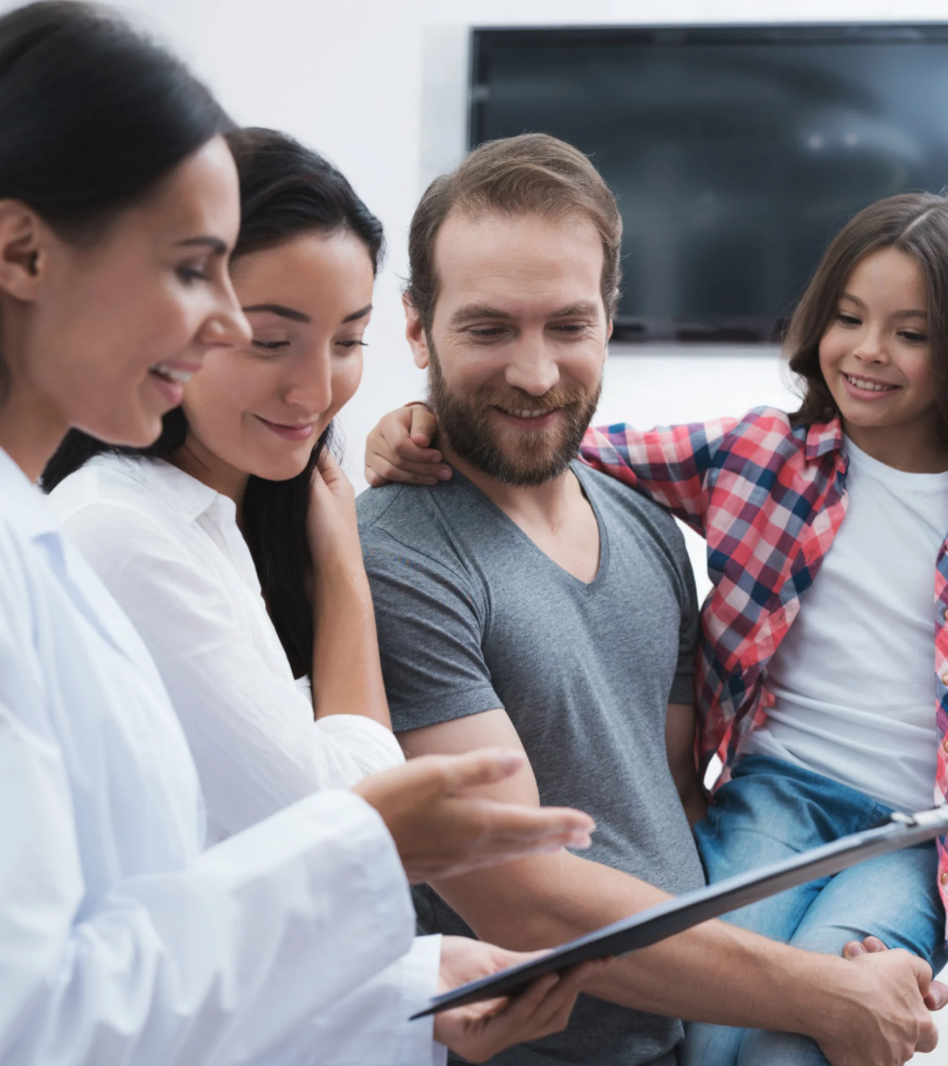 Doctora conversando con una familia sobre el seguro médico para autónomos