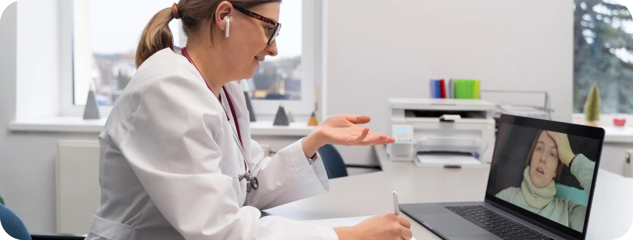 Doctora realizando una consulta médica online a través de una videollamada