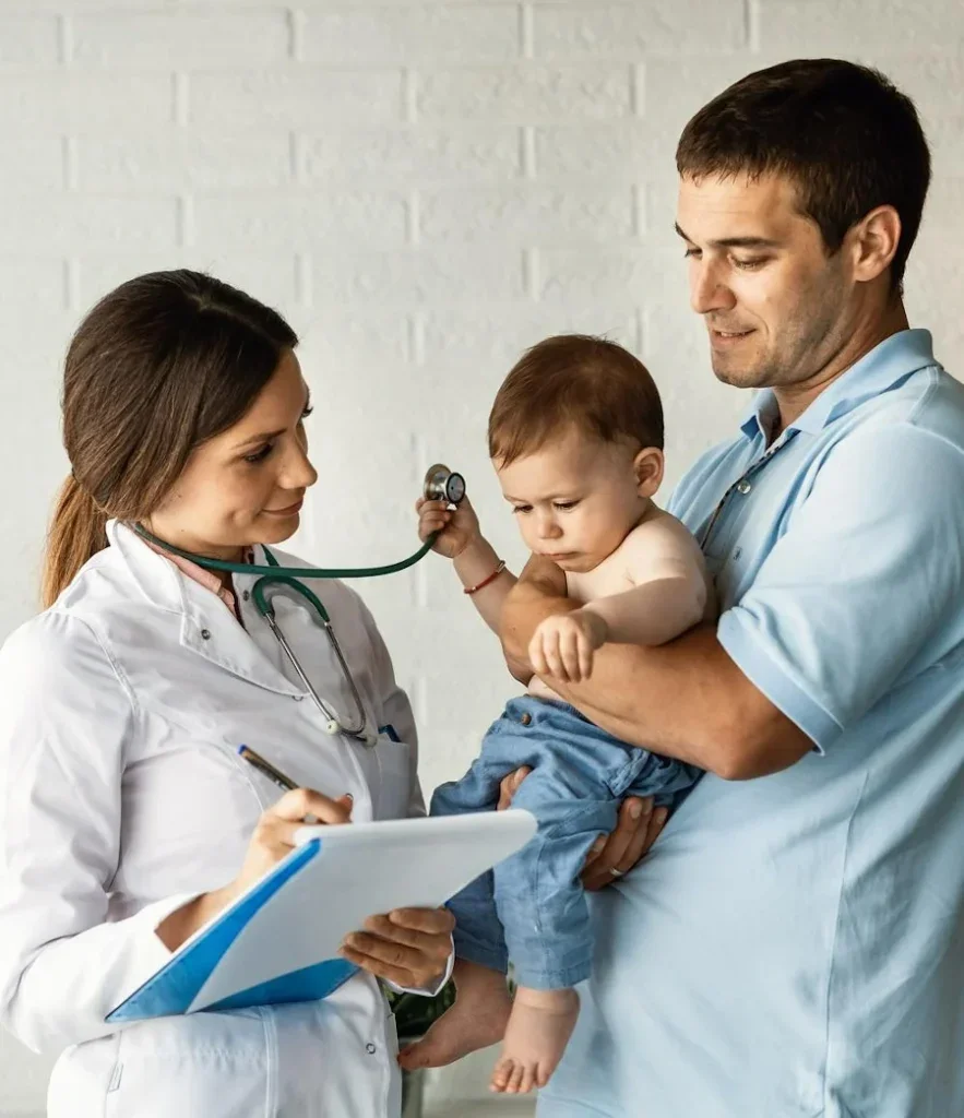 DKV Visado: atención primaria, pediatría y urgencias 24 horas incluidas Pediatras atendiendo a un bebé en consulta