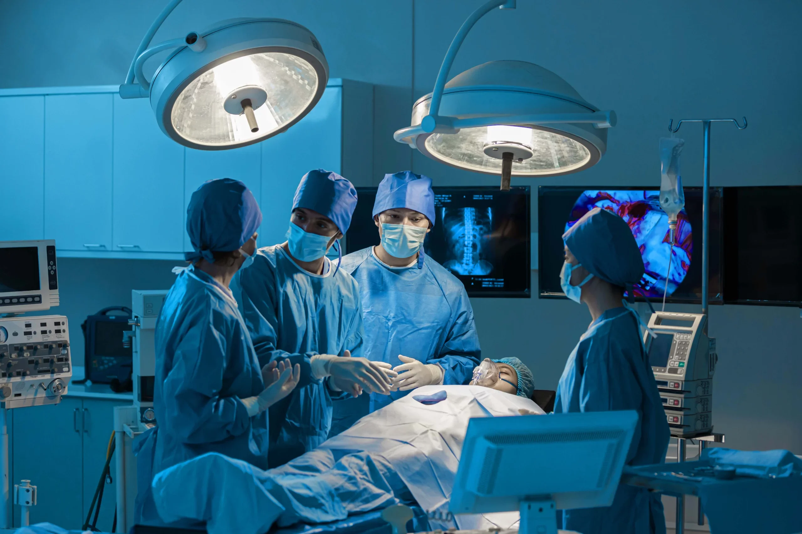 Hospitalización sin límite de días y tratamientos oncológicos con DKV Visado Equipo de cirujanos trabajando en quirófano