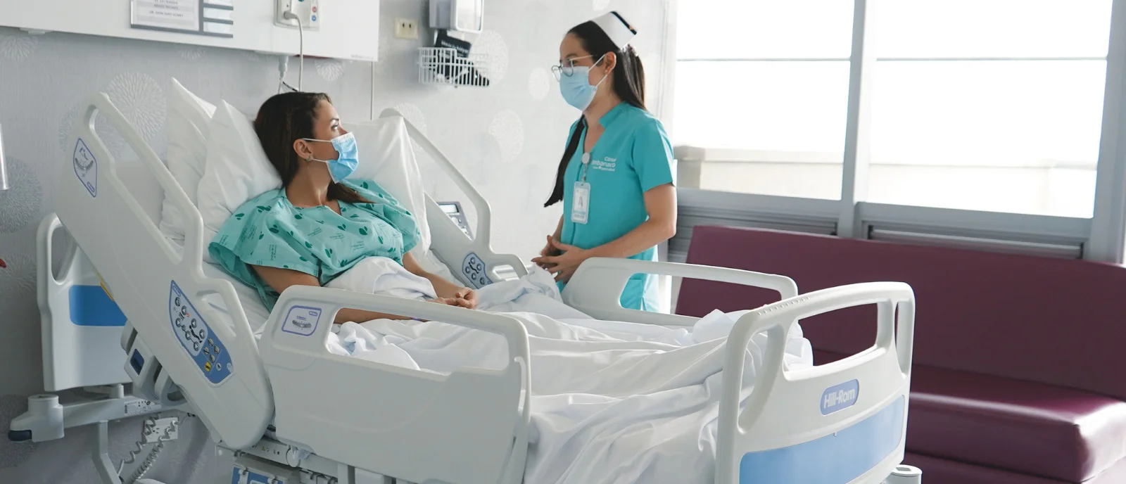 Cobertura en accidentes de tráfico y laborales e indemnización diaria Enfermera revisando las constantes vitales de un paciente