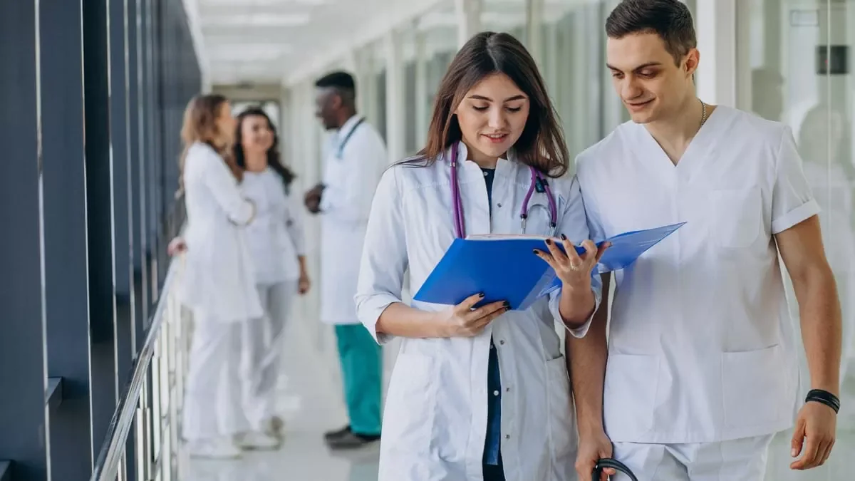Grupo de estudiantes y profesionales de odontología en formación continua
