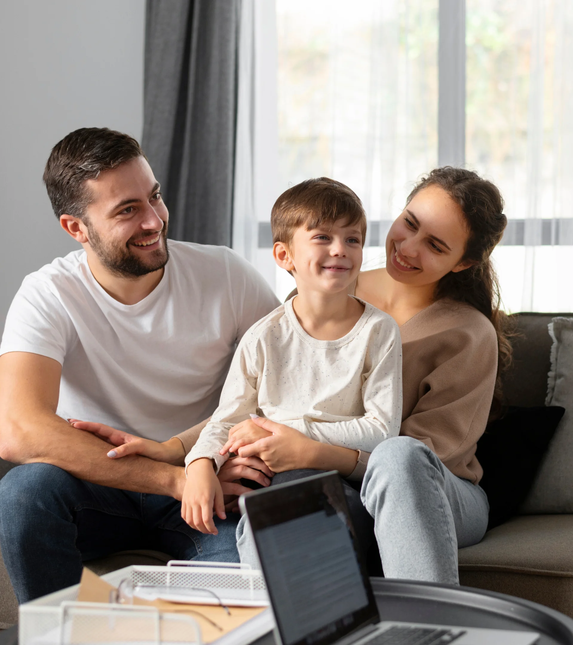 Seguro médico familiar DKV Famedic Plus desde 25,50 € al mes Familia con seguro médico DKV Famedic Plus disfrutando de atención sanitaria privada