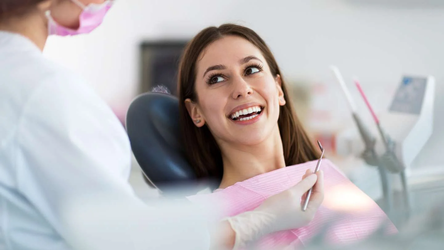 Asistencia médica mundial en viajes con hasta 20.000€ de cobertura Mujer disfrutando de su viaje con total tranquilidad y seguridad