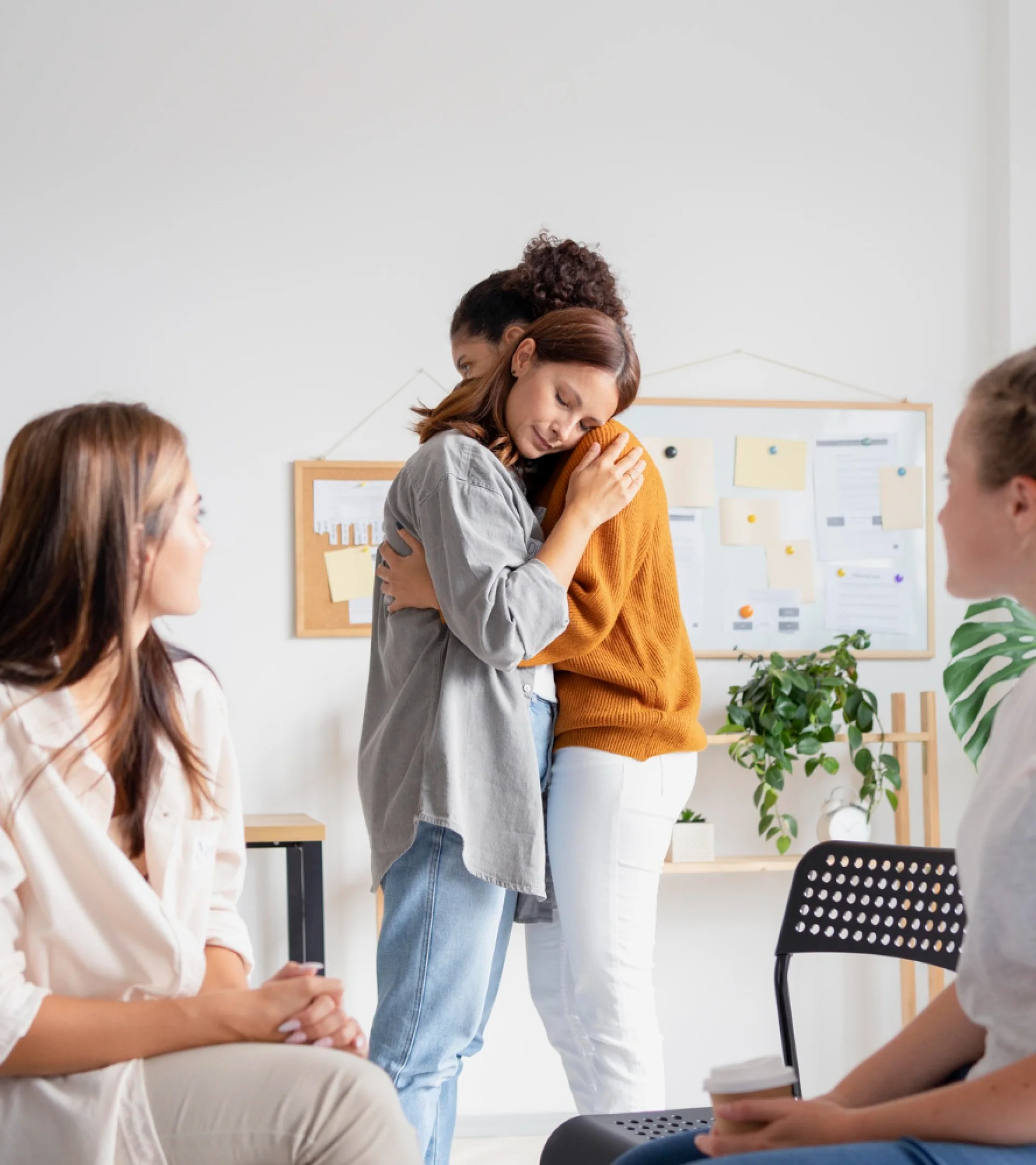 Dos mujeres abrazándose en señal de apoyo y consuelo familiar