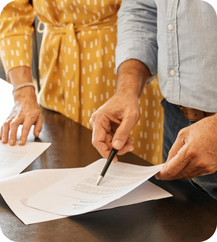 DKV Visado Anticipa: contrata y paga hasta 3 meses antes de tu visado Pareja firmando la documentación de su seguro de salud