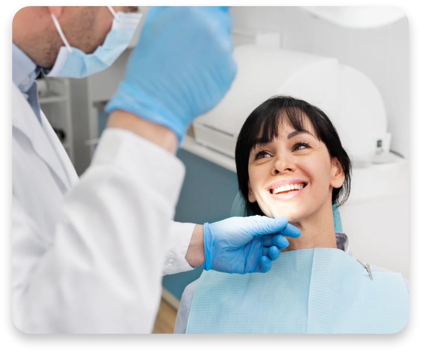 DKV Dentisalud: seguro dental con tratamientos gratuitos Odontóloga realizando una revisión dental a una paciente